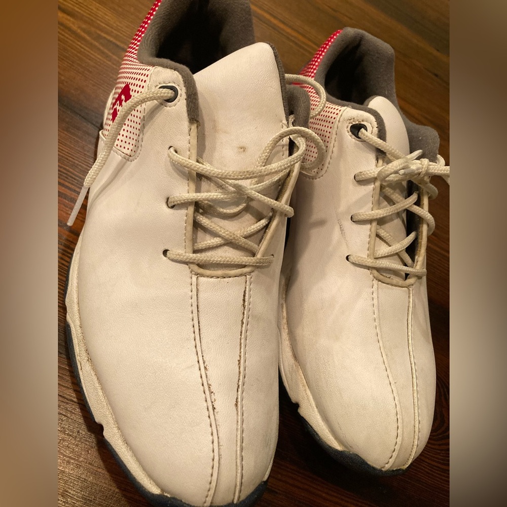 Footjoy Youth size 5 Golf cleats. Good condition, some marks /wear.Smoke free